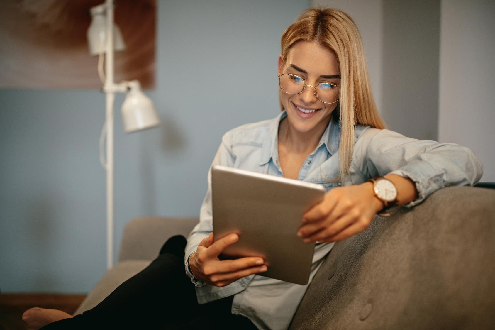 woman reading news online